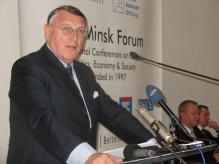 Ost-Ausschuss-Vorsitzender Klaus Mangold bei seiner Rede zur Eröffnung des Minsk Forums.
