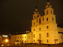 Halb Minsk ist nachts hell erleuchtet, so wie hier die Heilig-Geist-Kathedrale. Alle Fotos: Andreas Metz
