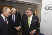 Sehen die Zeit für ein neues Kapitel in den Beziehungen zwischen Russland und der EU gekommen: Ministerpräsident Vladimir Putin (links), Bundesminister für Wirtschaft Rainer Brüderle (mitte) und der Vorsitzende des Ost-Ausschusses Klaus Mangold (rechts), Foto: Marc Darchinger