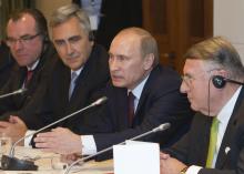 Die deutsche Wirtschaft will ihr Engagement in Russland auch weiterhin ausbauen: Vorsitzender des Ost-Ausschusses Klaus Mangold (rechts), Ministerpräsident Vladimir Putin (links) und der Vorstandsvorsitzende der Siemens AG, Peter Löscher, Foto: Marc Darchinger