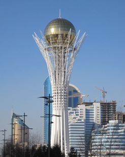 Wahrzeichen von Astana: Der Baiterek stellt eine Pappel mit goldenem Ei aus der kasachischen Mythologie dar