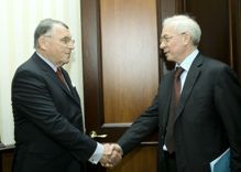 Prof. Dr. Klaus Mangold beim Treffen mit dem ukrainischen Premier-Minister Mykola Asarow. Foto: Pressestelle der Regierung der Ukraine