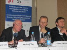 Ost-Ausschuss-Regionaldirektor Martin Hoffmann (Mitte) moderierte eine Diskussionsrunde mit dem stellvertretenden belarussischen Wirtschaftsminister Tur (links) und dem oppositionellen Präsidentschaftskandidaten Romantschuk. Foto: Andreas Metz