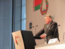 Moderierte die Eröffnungsveranstaltung des Belarussischen Investitionsforums in Frankfurt/Main: Ost-Ausschuss-Vorsitzender Klaus Mangold.