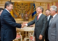 Wollen beide die wirtschaftliche Zusammenarbeit stärken: Präsident der Ukraine Viktor Janukovich (links) und Ost-Ausschuss-Vorsitzender Eckhard Cordes.
Foto: Präsidialamt der Ukraine