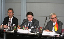 Diskutierten Möglichkeiten der energiepolitischen Zusammenarbeit: (v.l.n.r) Stefan Kohler, Geschäftsführer der dena, Yuri Bobariko, Leiter der Hauptabteilung für Energieeffizienz, belarussisches Ministerium für Energiewirtschaft und Hartmut Schneider, Abteilungsleiter Energiepolitik
im BMWi.
Foto: Anke Zimdars