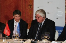 Der albanische Staatspräsident Bamir Topi und Geschäftsführer der WAZ-Mediengruppe und Mitlgied im Ost-Ausschuss Präsidium Bodo Hombach