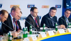 Anlässlich einer Investitionskonferenz in Kiew am 9. Dezember forderte Ost-Ausschuss-Geschäftsführer Rainer Lindner (2.v.l.) im Anwesenheit des ukrainischen Präsidenten Janukowitsch (2.v.r.) die ukrainische Regierung zu Wirtschaftsreformen auf. Foto: Präsidialverwaltung der Ukraine 