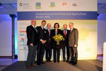 Bundesministerin Ilse Aigner im Kreise der Mitveranstalter des Global Forum for Food and Agriculture. Links neben Aigner steht der Sprecher der AG Agrarwirtschaft im Ost-Ausschuss, Franz-Georg von Busse. Foto: GFFA