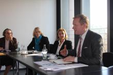 Ost-Ausschuss-Geschäftsführer Rainer Lindner im Gespräch mit der finnischen Delegation. Foto: Andreas Metz