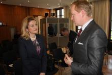 Ost-Ausschuss-Geschäftsführer Rainer Lindner im Gespräch mit der kosovarischen Vize-Premierministerin Mimoza Kusari-Lila. Foto: Andreas Metz 