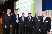 Ost-Auschuss-Geschäftsführer Rainer Lindner (links) neben dem Parlamentarischen Staatssekretär Gerd Müller, den Agrarministern aus Albanien, Kroatien und Serbien und Franz-Josef Flosbach von der Deutschen Investitions- und Entwicklungsgesellschaft. Foto: David Ausserhofer