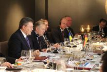 Staatspräsident Viktor Janukowitsch (links) und die ukrainische Delegation in München. Foto: Ina Rumiantseva