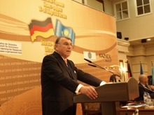 An der Seite von Bundeskanzlerin Angela Merkel vertrat Ost-Ausschuss-Vorsitzender Klaus Mangold die deutsche Wirtschaft auf dem Deutsch-Kasachischen Wirtschaftsforum in Astana. Foto: Eduard Kinsbruner