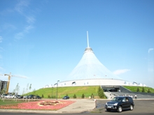 Modernes Astana: Das Khan Shatyr („Königliches Zelt“) des britischen Architekten Sir Norman Foster besteht aus sonnendurchlässigem Kunststoff. Darunter verbirgt sich ein riesiges Einkaufszentrum. Foto: Eduard Kinsbruner