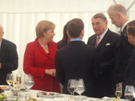 Der Ost-Ausschuss Vorsitzende Klaus Mangold im Gespräch mit der Bundeskanzlerin Merkel und Präsident Medwedew. Fotos: Ost-Ausschuss