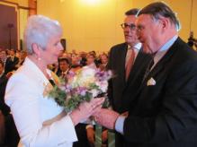 Blumen für Ministerpräsidentin Jadranka Kosor: Ost-Ausschuss-Vorsitzender Klaus Mangold und Staatssekretär Hans-Joachim Otto (Mitte) danken für die Eröffnungsrede. Foto: A.Metz