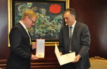 Der montenegrinische Staatspräsident Filip Vujanovic (rechts) zeichnete Ost-Ausschuss-Geschäftsführer Rainer Lindner für seine Verdienste um die bilateralen Wirtschaftsbeziehungen aus. Foto: Büro des montenegrinischen Präsidenten
