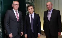 Der neue georgische Premierminister Bidzina Iwanischwili (Mitte) zeigte im Gespräch mit Ost-Ausschuss-Geschäftsführer Rainer Lindner (li.) und dem deutschen Botschafter Ortwin Hennig großes Interesse an einer deutschen Beteiligung an grenzüberschreitenden Infrastrukturprojekten im Südkaukasus. Foto: Bidzina Ivanishvili PRESSCENTRE