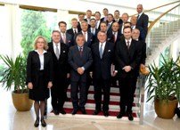 Staatspräsident Stipe Mesic (1. Reihe Mitte) empfing die Ost-Ausschuss-Delegation unter Führung von Klaus Mangold (rechts neben Mesic) in seiner Residenz. Foto: Büro des Staatspräsidenten