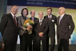 Gruppenbild mit Dame: Die Vertreter der fünf Trägerverbände des Global Forums for Food and Agriculture beim Abendempfang mit der Bundesministerin für Ernährung, Landwirtschaft und Verbraucherschutz Ilse Aigner. Rechts neben ihr: Franz-Georg von Busse, Sprecher der AG Agrarwirtschaft im Ost-Ausschuss.