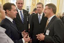 Trafen sich zuletzt im Oktober 2010 anlässlich der Reise von Bundespräsident Christian Wulff (2.v.r.) in Moskau: Dmitri Medwedew und Ost-Ausschuss-Vorsitzender Eckhard Cordes. Foto: Metro Group 