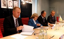 Vize-Premierminister Tihipko (3. v. l.) mit der Botschafterin der Ukraine in Deutschland, Natalja Zarudna, und weiteren Botschaftsmitarbeitern