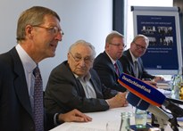Der Ost-Ausschuss Vorsitzende Dr. Eckhard Cordes (links) mit Ehrengast Prof. Dr. Egon Bahr, dem Autoren des Buchs 
