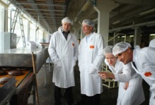Ausflug in die Unternehmenspraxis: Teilnehmer des ersten Alumni-Treffens beim Besuch einer Brotfabrik in Moskau. Fotos: Oleg Platov.