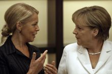 Bundeskanzlerin Angela Merkel (rechts) im Gespräch mit Ruzica Djindjic
Foto: Nenad Stojanovic