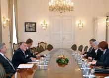 Die kroatische Ministerpräsidentin Jadranka Kosor (rechts in der Mitte) empfing den Ost-Ausschuss-Vorsitzenden Klaus Mangold (links in der Mitte) in ihrem Amtssitz in Zagreb. Foto: Kroatisches Presseamt