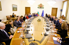 Höhepunkt des Besuchs war ein Gespräch mit Premierminister Scheljaskow und weiteren Regierungsvertretern. Foto: Kanzlei des Premierministers.