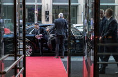 Präsident Selenskyj auf dem Weg zum Unternehmertreffen. Foto © Amélie Losier