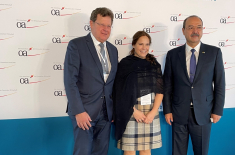 v.l.n.r.: OA-Präsidiumsmitglied Grundke, die stellvertretende OA-Vorsitzende Claas-Mühlhäuser und Premier Aripov in Frankfurt; Foto: C. Himmighoffen/OA