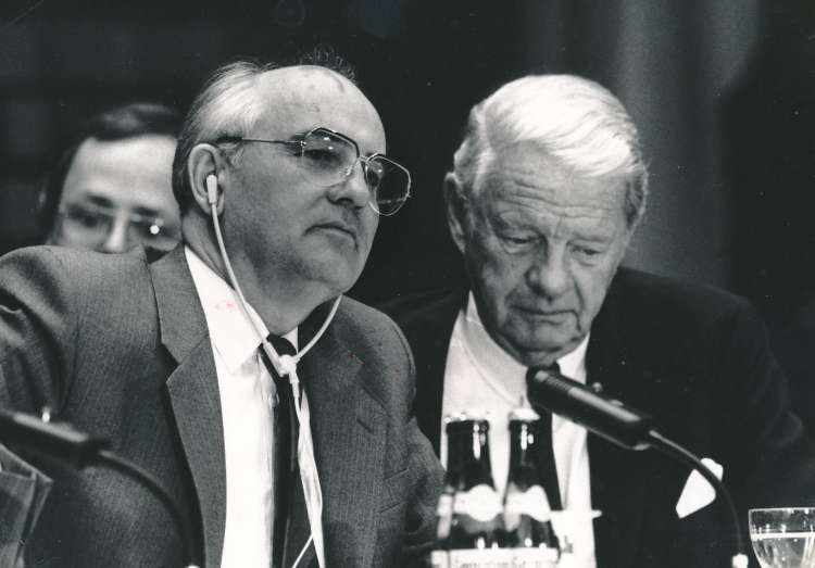 v.l.n.r.: Michail Gorbatschow und Otto Wolff von Amerongen; Foto: OA-Archiv/Olligschläger