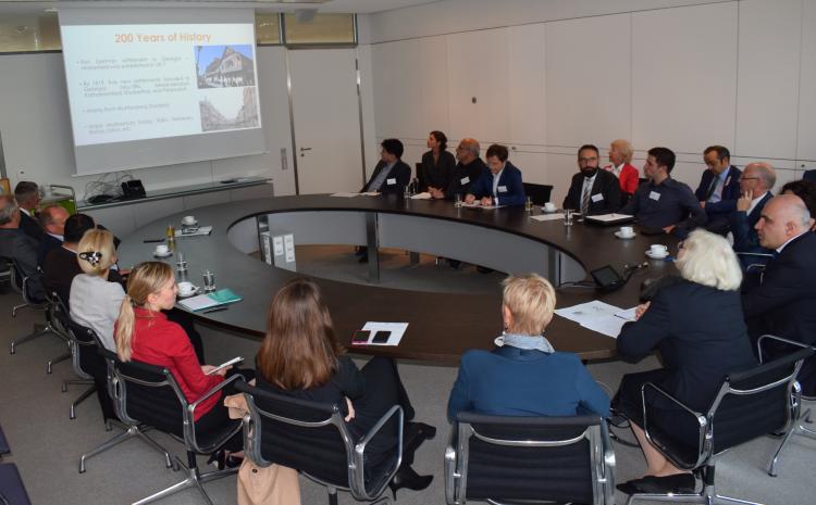 In verschiedenen Round-Tables konnten sich die Teilnehmer zu spezifischen Themen austauschen. Im Bild: Diskussionsrunde zur Tourismusindustrie. Foto: GIZ