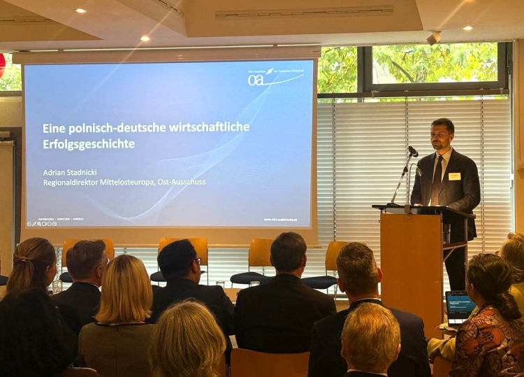 Adrian Stadnicki, Regionaldirektor für Mittelosteuropa im Ost-Ausschuss, bei der Eröffnung der Konferenz. Fotografin: Katja Radaikina