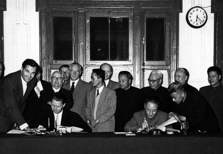 Unterzeichnung des ersten deutsch-chinesischen Handelsvertrags 1957, der maßgeblich durch die Arbeit des Ost-Ausschusses zustande kam. Foto: OA-Archiv