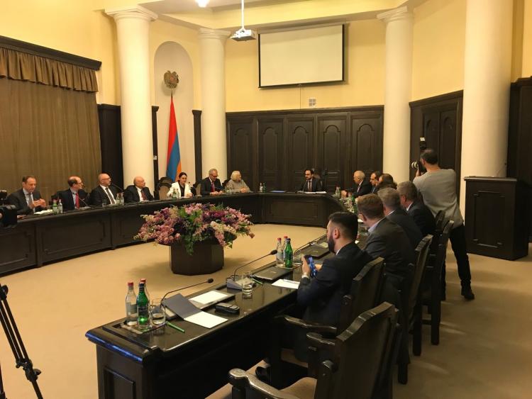 Die Delegation im Gespräch mit dem armenischen Vize-Premier Avinyan. Foto: S. Kägebein