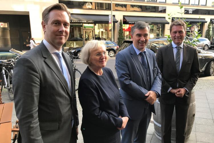 AHK-Geschäftsführer Gutheil (li.), OAOEV-Geschäftsführerin Kochlowski-Kadjaia und AK-Sprecher Haußmann (re.) begrüßten Botschafter Przyłębski zum Arbeitsessen. Foto: C. Himmighoffen