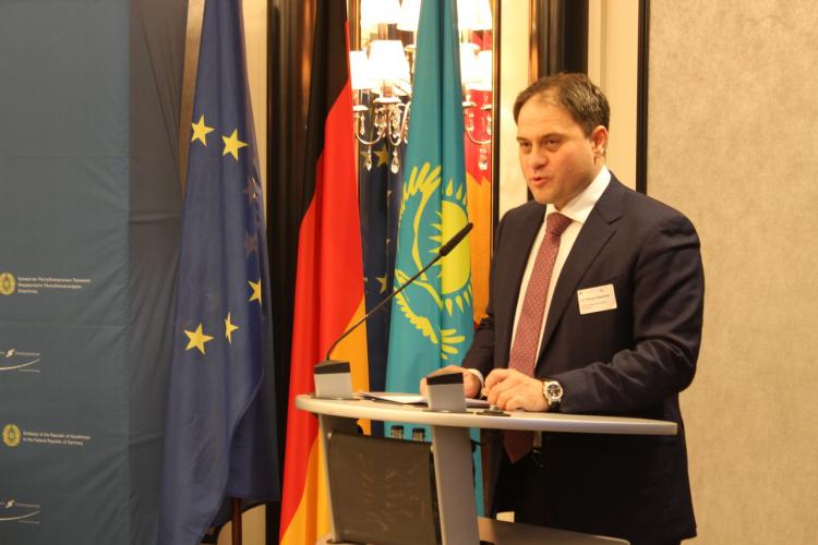 Der kasachische Vize-Außenminister Vassilenko bei der BEK-Sitzung. Foto: A. Metz