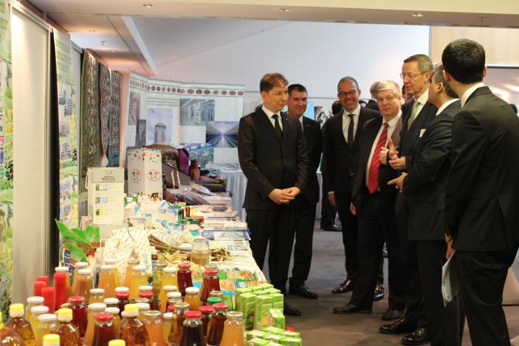 Vizepremier Gylydzhov (li.) mit OAOEV-Geschäftsführer Harms (3.v.re.) auf der Ausstellung turkmenischer Produkte. Foto: A. Metz