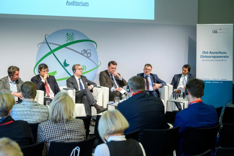 Der russische Vize-Agrarminister Levin (3.v.li.) diskutierte über Agrarexporte als Wachstumstreiber. Foto: P. Himsel