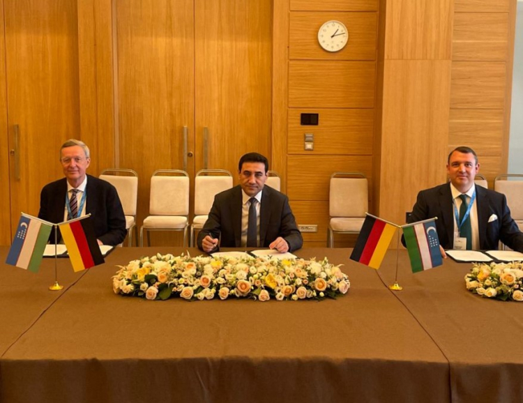 Die usbekische Privatisierungsagentur SAMA, der Ost-Ausschuss und Mangold Consulting unterzeichneten eine Vereinbarung über eine Zusammenarbeit im Bereich der Privatisierung usbekischer Staatsunternehmen. Foto: OA