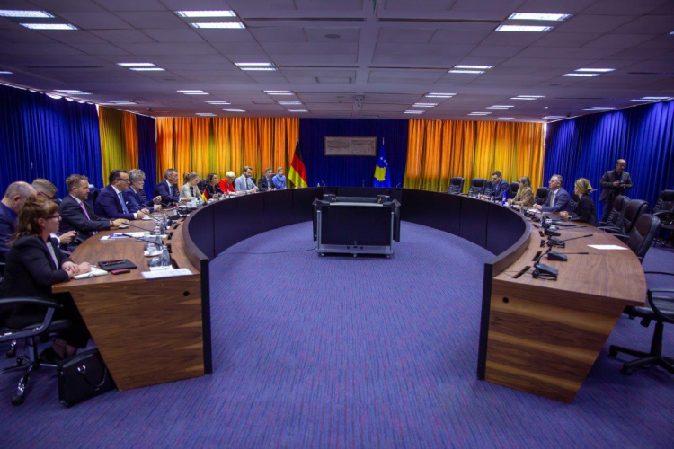 Im Gespräch mit Vize-Premierminister Besnik Bislimi; Foto: Arber Berisha