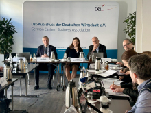 v.l.n.r.: OA-Geschäftsführer Harms, OA-Vorsitzende Claas-Mühlhäuser, Himmighoffen, Leiter Presse und Kommunikation im OA. Foto: Ost-Ausschuss (OA)/A. Metz