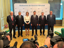 OA-Vorsitzende Cathrina Claas-Mühlhäuser mit den fünf Staatschefs aus Zentralasien, v.l.n.r. Toqajew (Kasachstan), Berdimukhamedov (Turkmenistan), Dschaparow (Kirgisistan); Mirziyoyev (Usbekistan), Rahmon (Tadschikistan). Foto: A. Metz