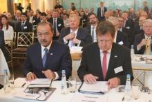 Der Sprecher des Länderkreises Zentralasien im Ost-Ausschuss Grundke (re.) mit Usbekistans Premierminister Aripov. Foto: C. Himmighoffen