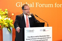 Vorsitzender der Arbeitsgruppe Agrarwirtschaft Dr. Thomas Kirchberg bei der Eröffnung des Regionalpodiums.
Foto: Peter Himsel 