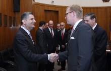 Premierminister Tigran Sargsyan begrüßt den Geschäftsführer des Ost-Ausschusses Prof. Dr. Rainer Lindner.